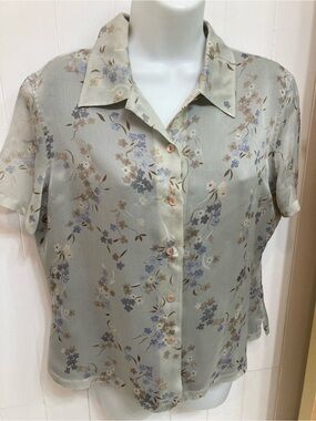 Flowered blouse, short sleeved, sage green